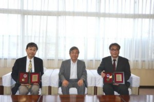 左から佐藤教授、眞弓学長、藤井教授