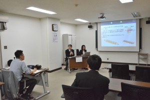 研究成果を記者へ説明する老木教授と松木助教