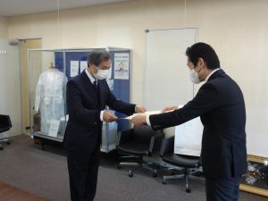 福井県庁にて行われた伝達式。吉川幸文福井県産業労働政策部長（右） 米沢　晋　福井大学産学官連携本部長（左）
