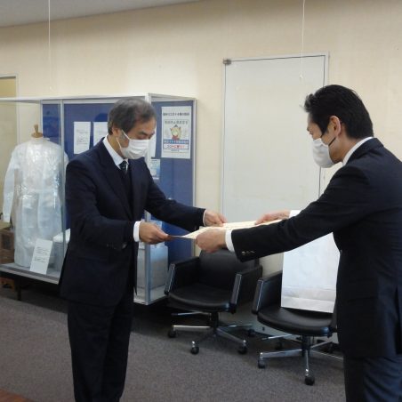 福井県庁にて行われた伝達式。吉川幸文福井県産業労働政策部長（右） 米沢　晋　福井大学産学官連携本部長（左）