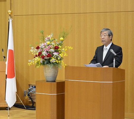式辞を述べる眞弓光文学長
