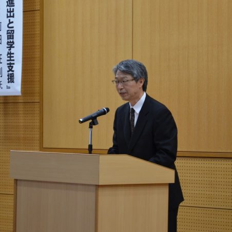 挨拶を行う寺岡国際地域学部長