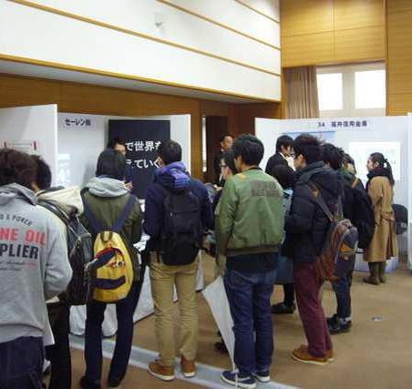 企業からの説明を熱心に聴く学生