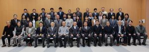 須藤顧問と池之上会長を囲む参加者