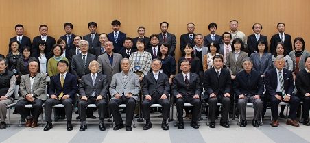 須藤顧問と池之上会長を囲む参加者
