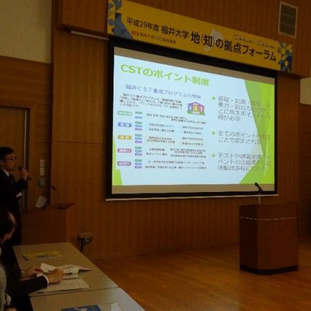 成果発表を行う学生