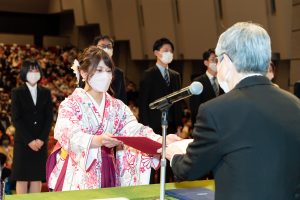 学位記授与式での学長表彰の様子