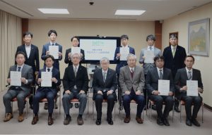 中央・上田学長から任命状を授与されたクロスファーム長ら