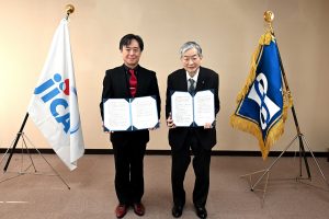 上田孝典福井大学長と、独立行政法人国際協力機構（JICA）北陸センター富田洋行所長の署名記念写真