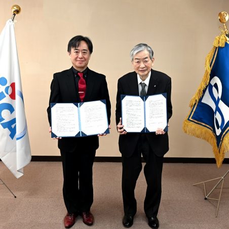 上田孝典福井大学長と、独立行政法人国際協力機構（JICA）北陸センター富田洋行所長の署名記念写真