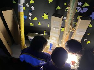 宇宙研究所で発射台を作る子供たち