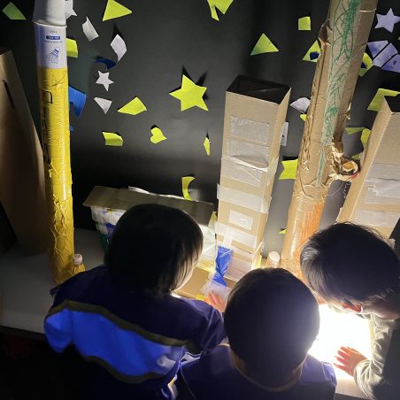 宇宙研究所で発射台を作る子供たち