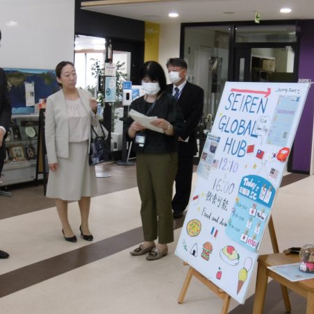 説明に耳を傾ける奥野審議官（左端）、 井上国立大学法人支援課長（左から二人目）