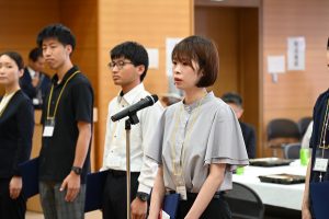 学生代表挨拶を行う渡部さん