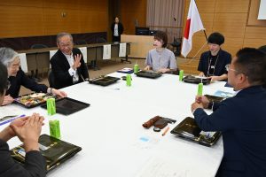 懇談する寄附者らと学生