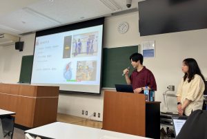 報告する山岸さん（左）と吉田さん