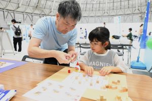 パズル作りを体験する来場者