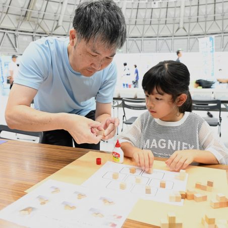 パズル作りを体験する来場者