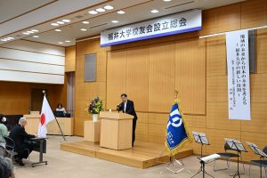 講演する山田学長顧問