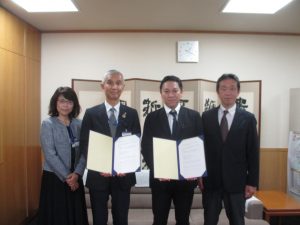 写真左から 板橋区教育支援センター・石野良惠所長、板橋区教育委員会・長沼豊教育長、福井大学連合教職大学院・木村優研究科長、同・清川亨副研究科長