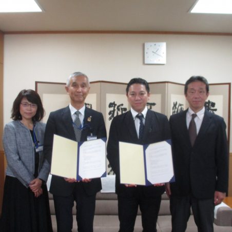 写真左から 板橋区教育支援センター・石野良惠所長、板橋区教育委員会・長沼豊教育長、福井大学連合教職大学院・木村優研究科長、同・清川亨副研究科長