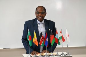 挨拶をするジョン・グギ氏