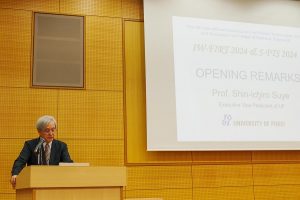 福井大学の末理事が挨拶している写真です