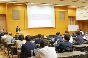 福井大学遠赤外領域開発研究センターの立松センター長が挨拶している写真です