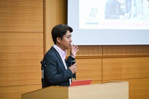 福井大学遠赤外領域開発研究センターの石川裕也講師が発表する様子の写真です