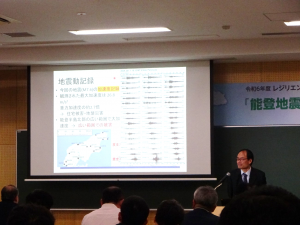 附属国際原子力工学研究所吉田邦一准教授による、「能登半島地震：日本海側の地震研究」についての講演の様子