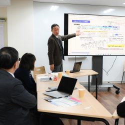 教職大学院の教授の説明風景