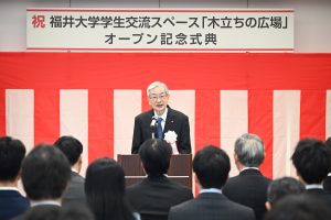 式辞を述べる上田学長