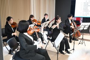 フィルハーモニー管弦楽団によるオープニング演奏