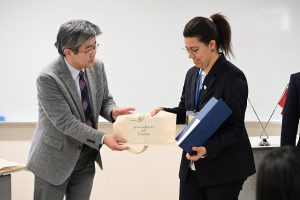 永井副学長（左）と研修員