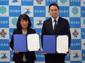 写真左から 宮古島市教育委員会・前泊直子教育長代理、福井大学連合教職大学院・木村優研究科長