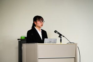 ふくい地域創生アワードの表彰を受け活動内容を報告する福井大学の学生