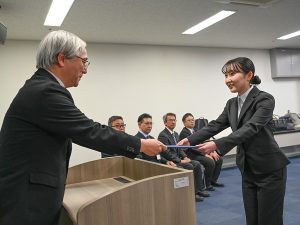 福井大学の代表へのふくい地域創生士認定証授与