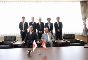 内木学長へ表敬訪問したツァン教授（写真前列右）
