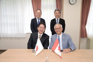 菊田医学部長へ表敬訪問したツァン教授（写真前列右）
