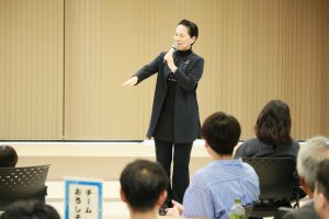 講演する五十嵐教諭