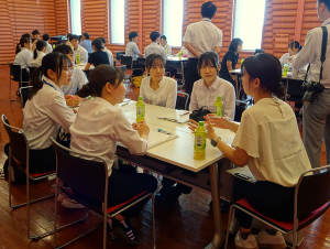 現職教員とグループに分かれて交流している写真