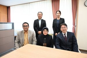 前列左からアスラ・アル・ファウジ教授、スリスティアワティ博士、菊田健一郎医学部長 後列左から定清直地域貢献・国際交流担当副部門長、青木未来講師