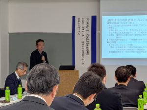 取り組み発表をする教職大学院・清川亨教授