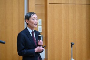 取り組み発表をする内木学長