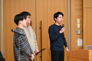 取り組み発表をする学生
