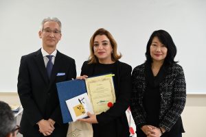 （左から）永井副学長、研修員、折田JICA北陸センター所長