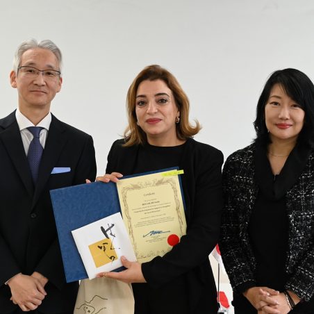 （左から）永井副学長、研修員、折田JICA北陸センター所長