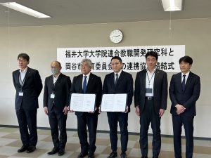 写真左から岡谷市教育委員会・両角秀孝教育担当参事、白上淳教育部長、宮坂教育長、福井大学連合教職大学院・木村研究科長、岡谷市教育委員会・荻原浩樹教育総務課長、福井大学連合教職大学院・山浦光雄准教授