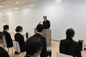 式辞を述べる米沢副学長