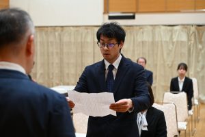 謝辞を述べる河原教諭